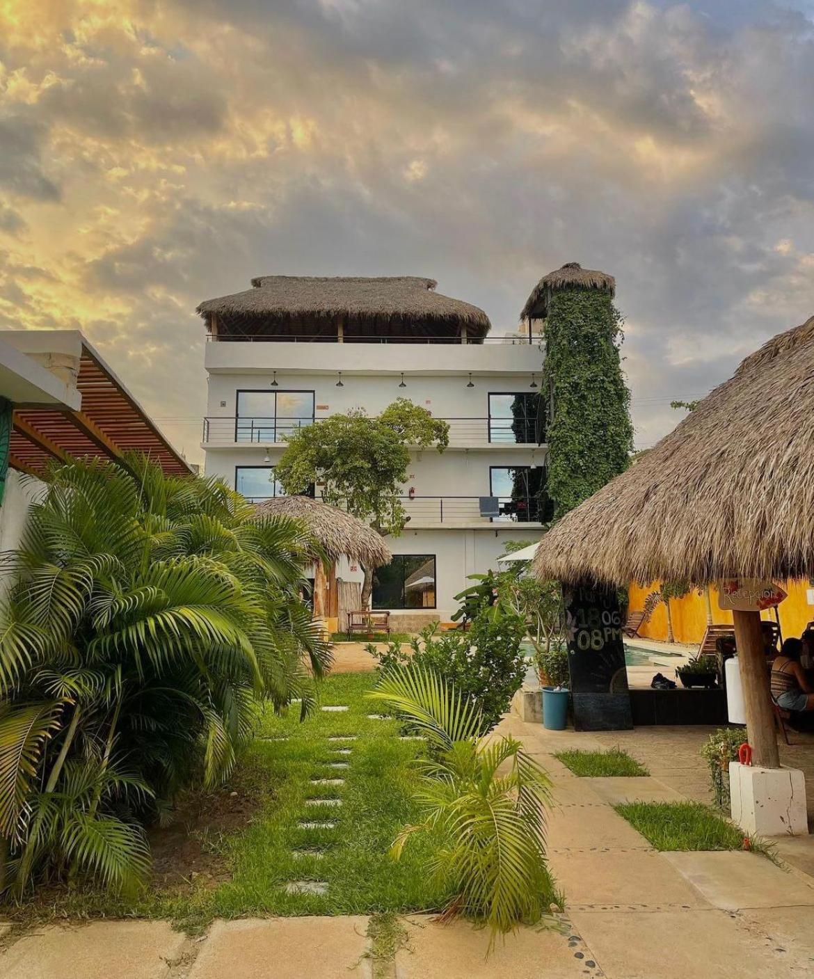 Хостел Surfnest Tamarindos Brisas de Zicatela Экстерьер фото
